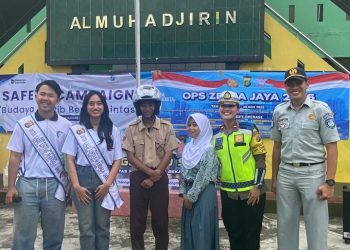 Operasi Zebra Jaya Masuk Sekolah, Pelajar Bekasi Timur Dibekali Ilmu dan Helm Keselamatan