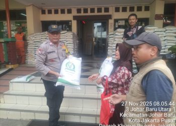 Bhabinkamtibmas Johar Baru Monitoring Distribusi Bantuan Pangan Bulog, Pastikan Penyaluran Tepat Sasaran