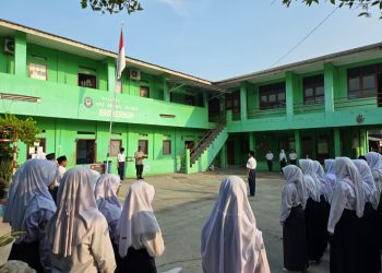 Police Goes to School, Kanit Binmas Cikarang Timur Jadi Pembina Upacara di MTS Al Rosyadiyah
