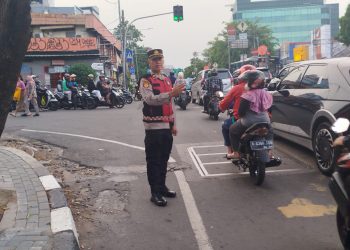 Polsek Pancoran Gelar Pengaturan Lalu Lintas Pagi, Antisipasi Lawan Arah di Titik Rawan