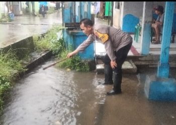 Respons Cepat Bhabinkamtibmas Curug Wetan Antisipasi Genangan Air Usai Hujan