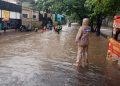 Para Bhabinkamtibmas Polsek Bekasi Barat Cek Genangan Air Antisipasi Banjir