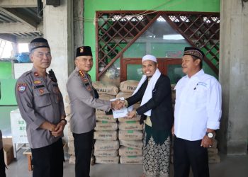Polres Metro Bekasi Peduli Tempat Ibadah, Kapolres Kombes Pol Mustofa Serahkan 50 Sak Semen ke Masjid Ar-Rahmah Sukajaya