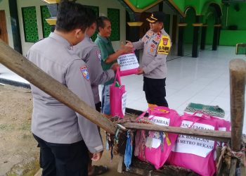 Kapolsek Babelan Salurkan Bantuan Sembako untuk Warga Terdampak Banjir Rob di Desa Hurip Jaya