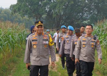 Kapolres Metro Bekasi Tinjau Lahan Ketahanan Pangan Polda Metro Jaya di Desa Sukamahi