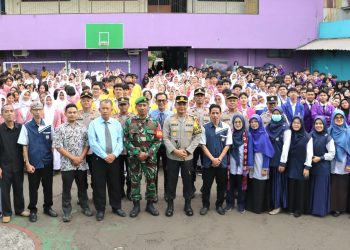 Kapolres Metro Depok Kombes Pol Abdul Waras, S.I.K Hadiri Upacara Bendera Di Smk 2 Perintis Depok Dalam Rangka Program Police Goes To School