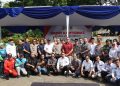 Kapolres Metro Bekasi Gelar Ngopi Kamtibmas, Perkuat Sinergi 3 Pilar Jelang Nataru 2025–2026  Kabupaten Bekasi – Dalam rangka memperkuat kolaborasi lintas unsur serta menjaga kondusifitas wilayah menjelang perayaan Natal 2025 dan Tahun Baru 2026, Kapolres Metro Bekasi KBP Mustofa, S.I.K., M.H. menggelar kegiatan Ngopi Kamtibmas bersama 3 Pilar Desa dan Kecamatan Cikarang Selatan, Rabu (10/12/2025).  Agenda yang berlangsung di halaman parkir Waterboom Lippo Cikarang ini dihadiri berbagai unsur strategis, mulai dari unsur TNI, perangkat Kecamatan dan Desa, pengelola kawasan industri, hingga tokoh masyarakat dan Karang Taruna. Kegiatan dipimpin langsung oleh Kapolres Metro Bekasi, didampingi para pejabat utama Polrestro Bekasi dan Kapolsek Cikarang Selatan.  Dalam arahannya, Kapolres menekankan pentingnya konsolidasi semua unsur keamanan dan pemerintahan lokal, mengingat kawasan Cikarang Selatan merupakan daerah dengan aktivitas masyarakat dan kawasan industri yang sangat tinggi. “Menjelang Natal dan Tahun Baru, potensi kerawanan meningkat. Sinergi 3 pilar menjadi kunci untuk memastikan wilayah tetap aman, tertib, dan kondusif,” ujar KBP Mustofa dalam sambutannya.  Kapolres juga meminta seluruh perangkat desa, Babinsa, Bhabinkamtibmas, hingga pengelola industri untuk terus meningkatkan komunikasi dan deteksi dini guna mencegah gangguan Kamtibmas, terutama pada titik-titik keramaian dan jalur mobilitas masyarakat.  Kehadiran para kepala desa, tokoh masyarakat, hingga perwakilan perusahaan menegaskan komitmen bersama dalam menjaga harmoni di Kabupaten Bekasi. Melalui forum santai namun strategis ini, Polres Metro Bekasi berharap koordinasi lintas sektor dapat berjalan lebih cepat dan efektif selama masa libur panjang akhir tahun.  “Dengan kebersamaan, kita pastikan Bekasi tetap aman dan masyarakat dapat merayakan Nataru dengan penuh kenyamanan,” tutup Kapolres.  #NgopiKamtibmas #PolresMetroBekasi #3PilarBekasi #CikarangSelatan #Harkamtibmas #Nataru2025 #SinergiTNIPolri #KamtibmasAman #LippoCikarang #EJIP #BekasiTerkini #KepolisianRI