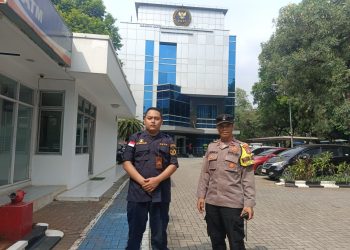 Bhabinkamtibmas Petojo Utara Lakukan Monitoring dan Pengamanan Rencana Aksi di Kantor DKPP Gambir