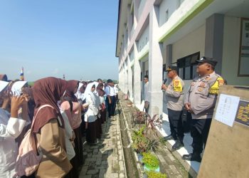 Police Goes to School di SMPN 2 Kedungwaringin: Polsek Kedungwaringin Beri Penyuluhan Bahaya Kenakalan Remaja