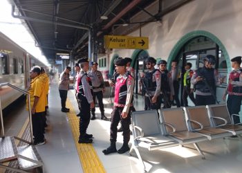 Patroli Ops Lilin Jaya, Polisi Pastikan Keamanan dan Kenyamanan Penumpang di Stasiun Senen