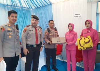 Peringati Hari Ibu, Ketua Bhayangkari Ranting Senen Beri Dukungan Makanan di Pos Pelayanan Stasiun Senen