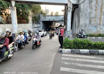 Personel Samapta Polsek Tebet Laksanakan Pengaturan Arus Lalu Lintas dan Peneguran Humanis di Terowongan Manggarai