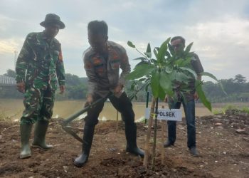 Polsek Cibarusah Bersama Koramil 09 Cibarusah Tanam Pohon di Bantaran Sungai Cipamingki