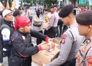 Polisi Bagikan Snack dan Air Mineral ke Massa Aksi Buruh di Depan Gedung Danareksa, Jakarta Pusat