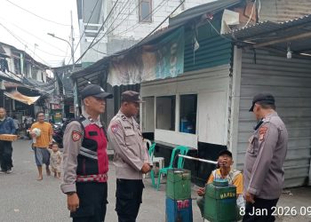 Polsek Pademangan Gelar Patroli Jalan Kaki, Dukung Program “Jaga Lingkungan”