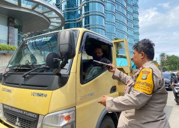 Polsek Metro Penjaringan Gelar Jumat Berkah, Bagikan Makanan Siap Saji untuk Warga dan Pengemudi