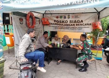 Bhabinkamtibmas Petamburan Laksanakan Monitoring Wilayah dan Sampaikan Pesan Kamtibmas di Posko Banjir