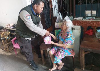 Jumat Berkah Polsek Sawah Besar, Polisi Berbagi Makan Siang untuk Warga Karang Anyar