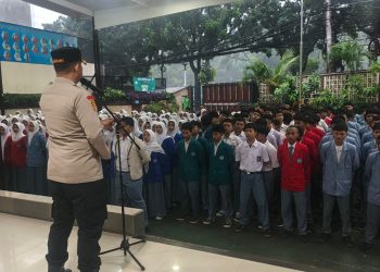 Jaga Jakarta, Kapolsek Gambir Jadi Inspektur Upacara di SMK Jakarta Pusat 1, Tekankan Disiplin dan Cegah Kenakalan Remaja