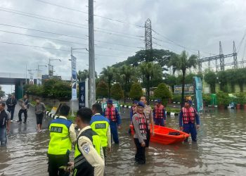 Kapolsek Metro Penjaringan Monitoring Genangan Air, Sejumlah Ruas Jalan Terendam hingga 60 Cm