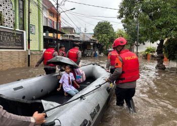 Brimob Metro Jaya Tanggap Dengan Ikhlas Bantu Warga Saat Banjir