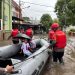 Brimob Metro Jaya Tanggap Dengan Ikhlas Bantu Warga Saat Banjir