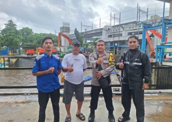 Bhabinkamtibmas Pegangsaan Pantau Pintu Air Manggarai, Ketinggian Air Masih Siaga 4