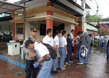 Hujan Deras Warnai Kehadiran Polisi di SMAN 30 Jakarta, Polri Tetap Bangun Kedekatan dengan Pelajar