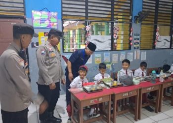Meski Diguyur Hujan Deras, Polisi Tetap Hadir Beri Edukasi dan Rasa Aman bagi Siswa SDN 01 Pagi Rawasari