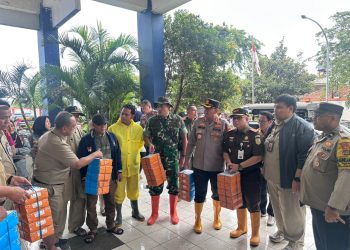Kapolres Metro Jakarta Utara bersama Forkopimko Tinjau Pengungsi Banjir di Cilincing, Salurkan Ratusan Paket Bantuan
