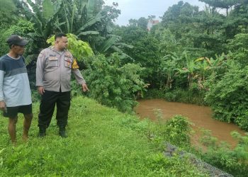 Bhabinkamtibmas Rawa Mekar Jaya Pantau Kali Angke