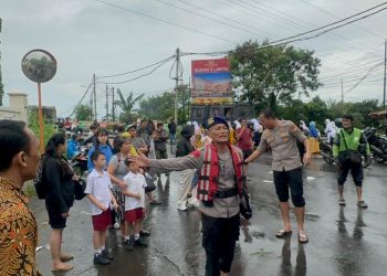 Sinergi Polri, PolAirud, dan Warga Bantu Evakuasi Korban Banjir di Penjaringan