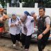 Polisi Hadir Saat Warga Membutuhkan: Kapolsek Pademangan Selamatkan Ibu yang Sakit di Tengah Banjir