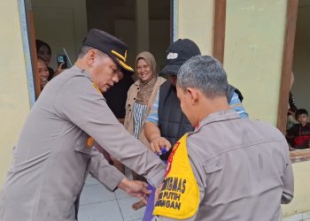 KAPOLSEK BOJONGSARI LAKSANAKAN PENGECEKAN BANJIR DI KELURAHAN PASIR PUTIH, SAWANGAN, DEPOK