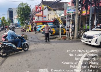 Personel Polsek Metro Tanah Abang Hadir di Jam Sibuk, Arus Lalu Lintas Jl. Mutiara Terpantau Lancar Sore Hari