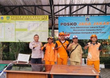 Sinergi Hadapi Potensi Bencana, Bhabinkamtubmas Cempaka Putih Timur Tinkatkan Koordiinasi di Posko Siaga Bencana