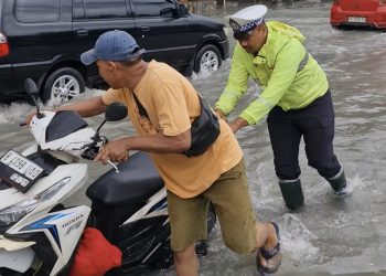Polsek Kawasan Muara Baru Sigap Bantu Warga Terdampak Genangan Rob dan Hujan di Pelabuhan Muara Baru