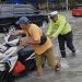 Polsek Kawasan Muara Baru Sigap Bantu Warga Terdampak Genangan Rob dan Hujan di Pelabuhan Muara Baru