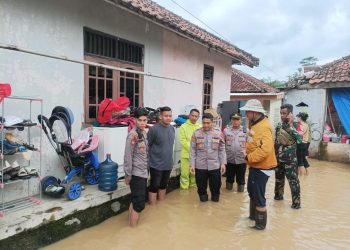 Sigap Hadapi Banjir, Polres Tangsel Turun Langsung Bantu Warga Karang Tengah