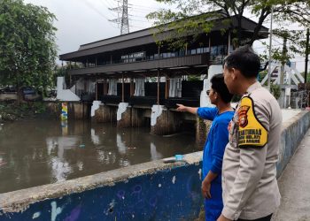 Bhabinkamtibmas Kebon Melati Cek Pintu Air Karet, Pastikan Tinggi Muka Air dalam Kondisi Aman