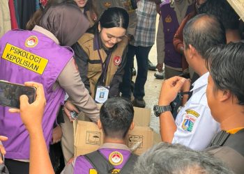 Tim Trauma Healing Polri Bersama Relawan UI Hadir Bersama Warga Pascabanjir di Cilincing