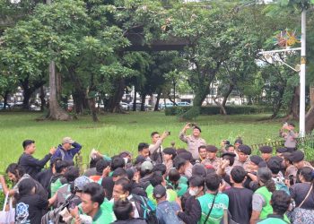 Polisi Bagikan Air Mineral dan Snack pada Pelayanan Unjuk Rasa Ojol