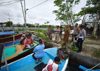 Bhabinkamtibmas Pulau Tidung Bersama Tiga Pilar Monitoring Cuaca dan Sampaikan Imbauan Keselamatan Nelayan