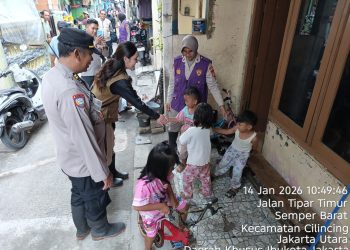 Tim Trauma Healing Polri Bersama Relawan UI Hadir Bersama Warga Pascabanjir di Cilincing