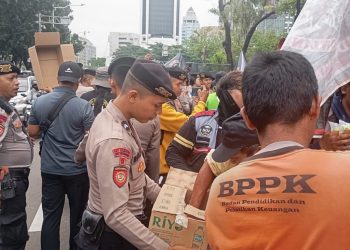 Pelayanan Humanis, Polwan Polda Metro Jaya Bagikan Air dan Snack saat Aksi Ojol Nasional