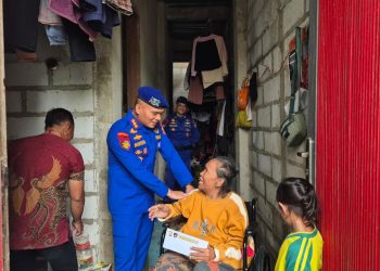 Direktorat Polairud Polda Metro Jaya Beri Kursi Roda untuk Warga Pesisir Penjaringan