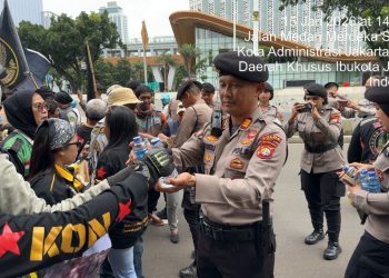 Polri Bagikan Makanan dan Air Mineral kepada Massa Aksi Ojol di Silang Monas Selatan