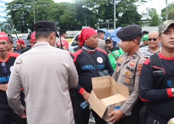 Polri Bagikan Snack kepada Massa Aksi Buruh di DPR/MPR RI, Situasi Berlangsung Kondusif
