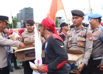 Polri Bagikan Snack kepada Massa Aksi Buruh di DPR/MPR RI, Situasi Berlangsung Kondusif