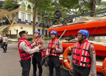 Siaga Hadapi Potensi Banjir, Polres Tangsel Siapkan Perahu Karet